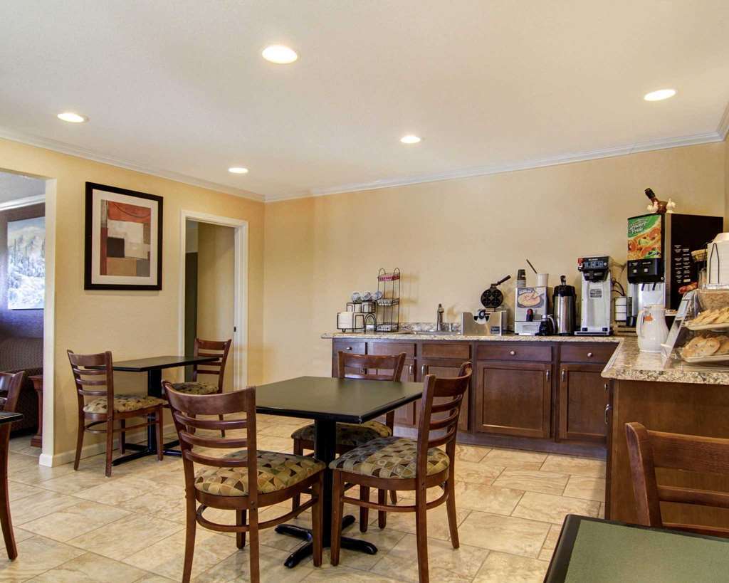 Econo Lodge Inn & Suites Santa Rosa Restaurant photo